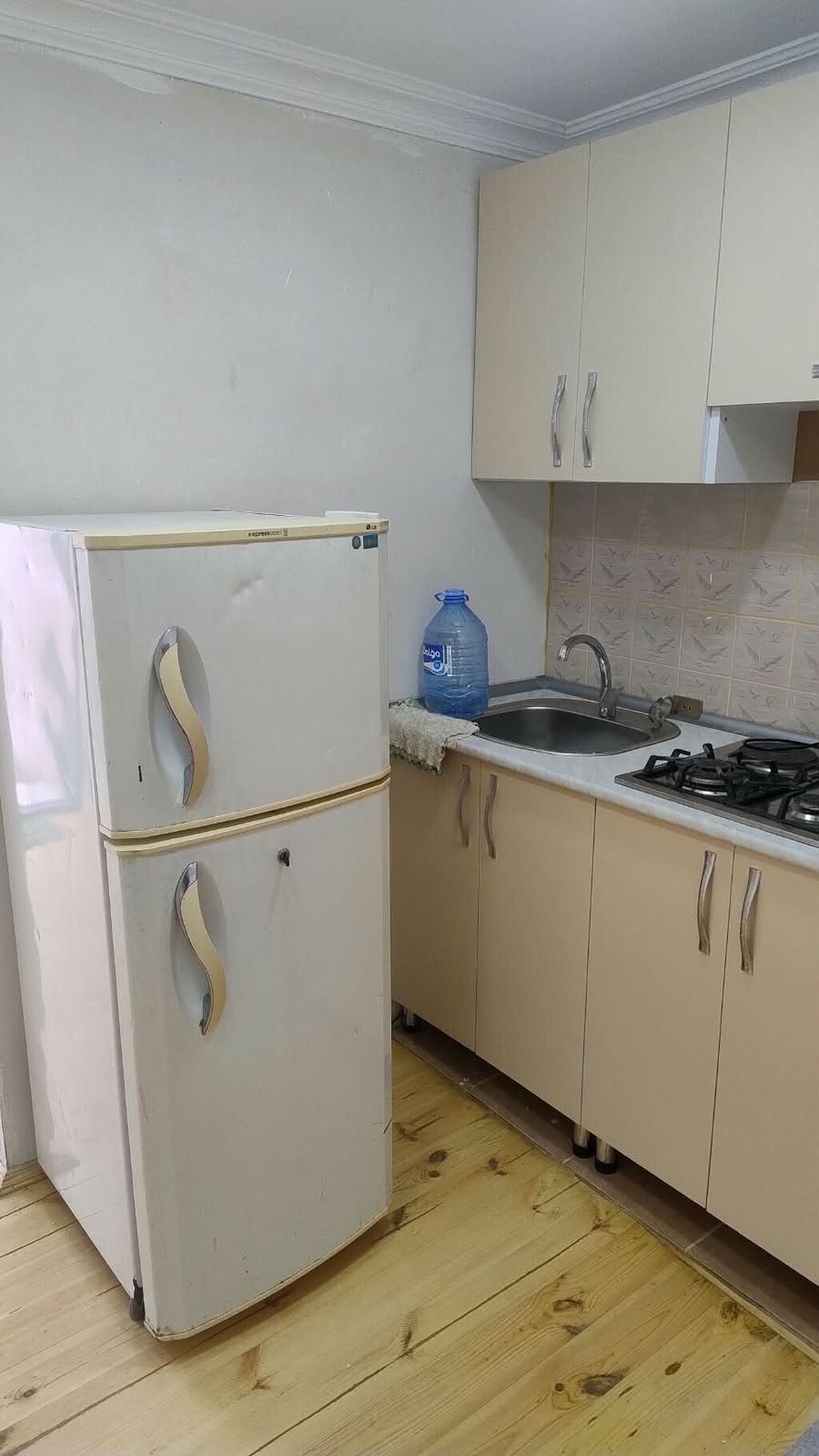 Bir otaqlı kiçik həyət evi - Plan: 1 geniş otaq, dəhliz, mətbəx üçün