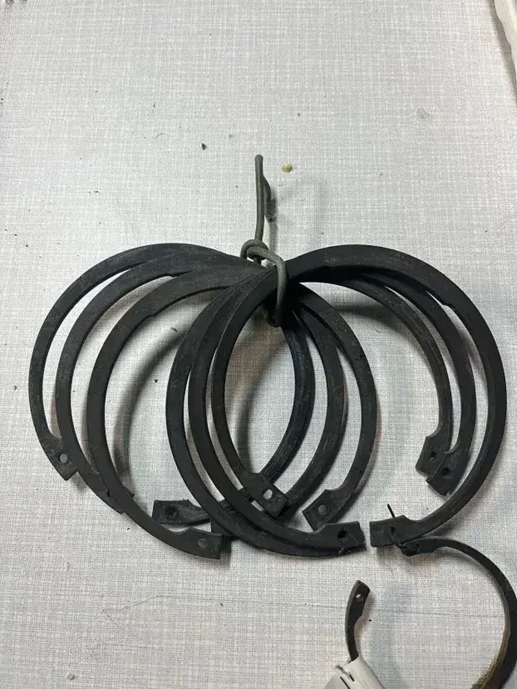 Ostali pribor i dodaci za alate: Seger osigurač - prstenasti uskočnik; Tip: unutrašnji; Standard: JUS