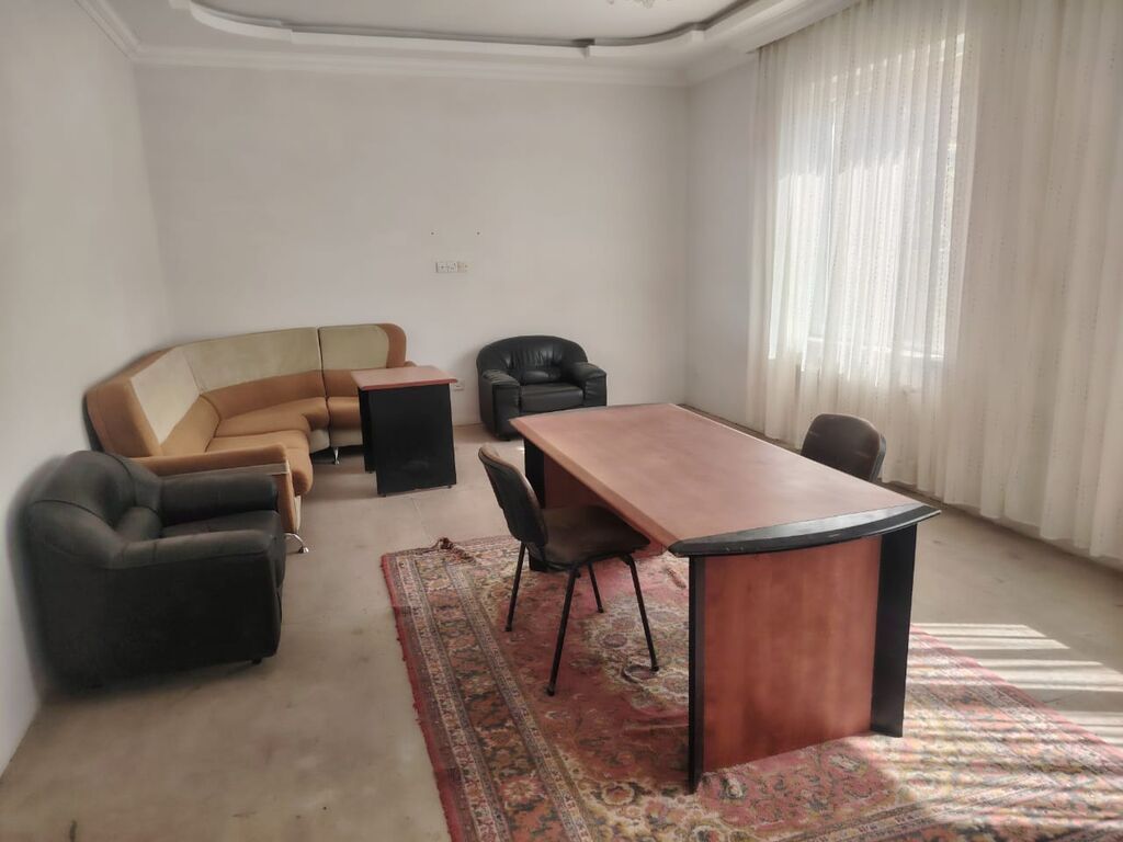 Ev Zəngəzur restoranının yaxınlığında yerləşir. Ev 2 mərtəbəlidir. 2ci