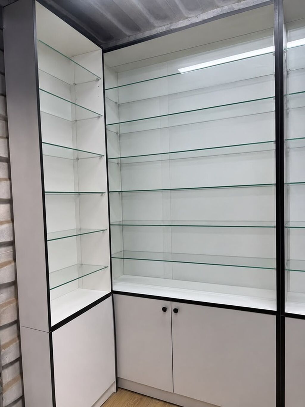 Торговые витрины и прилавок для магазина Цена: Договорная Комплект: фото 2