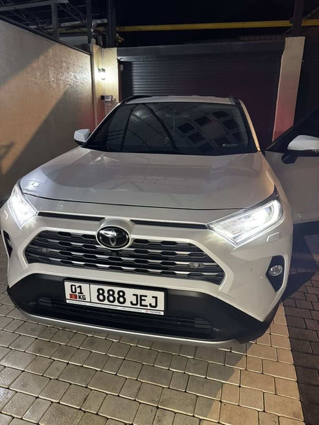 Toyota RAV4: 2021 г., Автомат, Кроссовер: фото 3