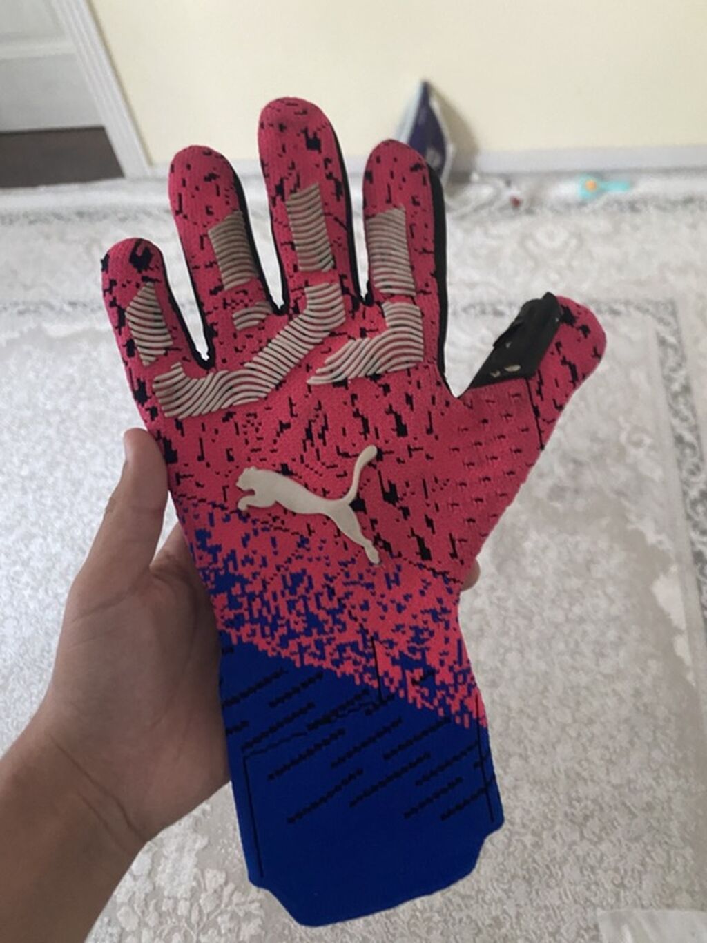 Продаются качественные вратарские перчатки Puma. Очень удобные, хорошо: фото 3