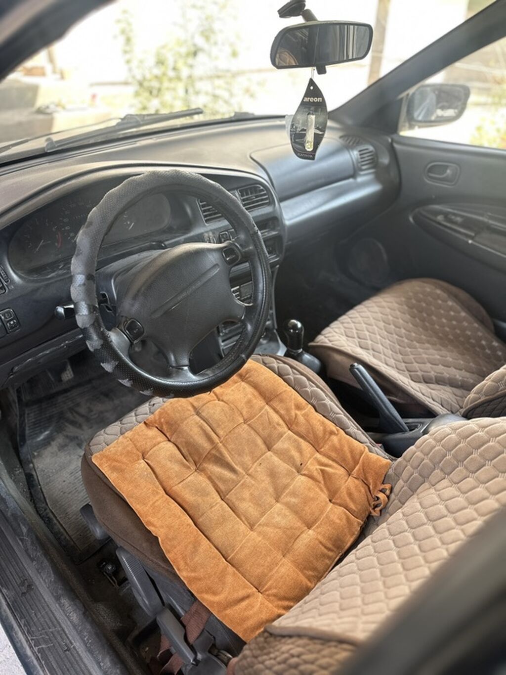 Mazda 323: 1997 г., 1.4 л, Механика, Бензин, Седан: фото 4