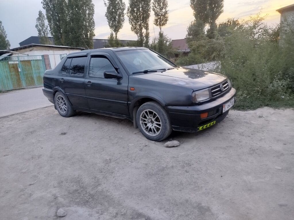 Volkswagen Vento: 1992 г., 2 л, Механика, Бензин, Седан: фото 2