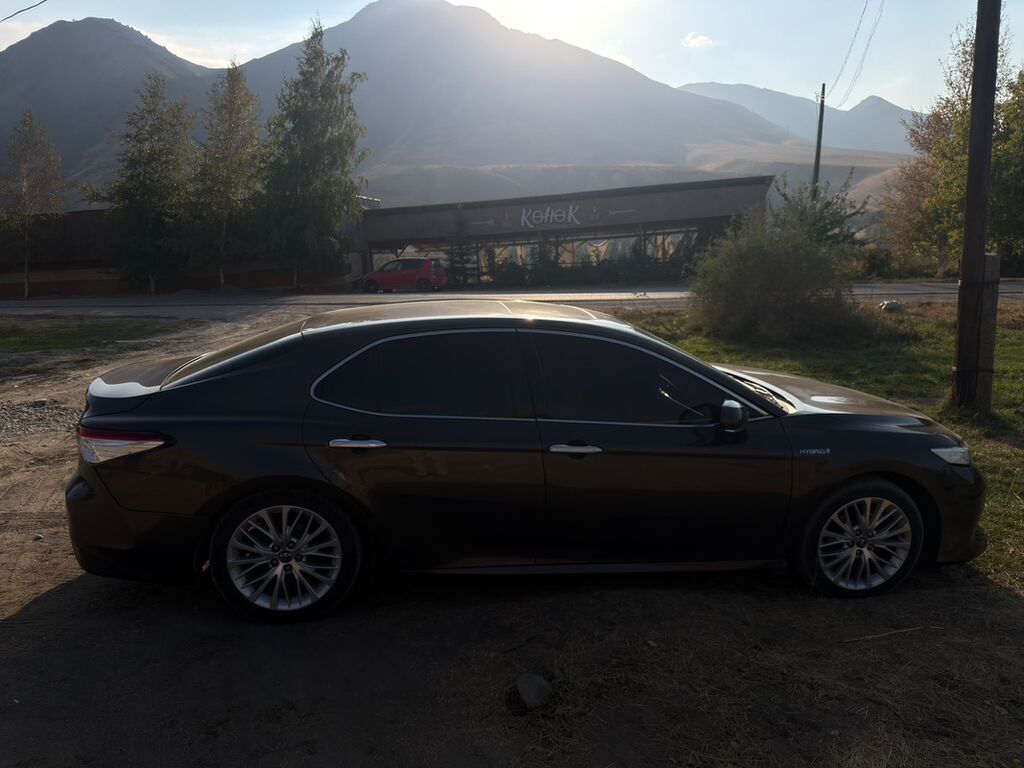Toyota Camry: 2018 г., Гибрид, Седан: фото 2