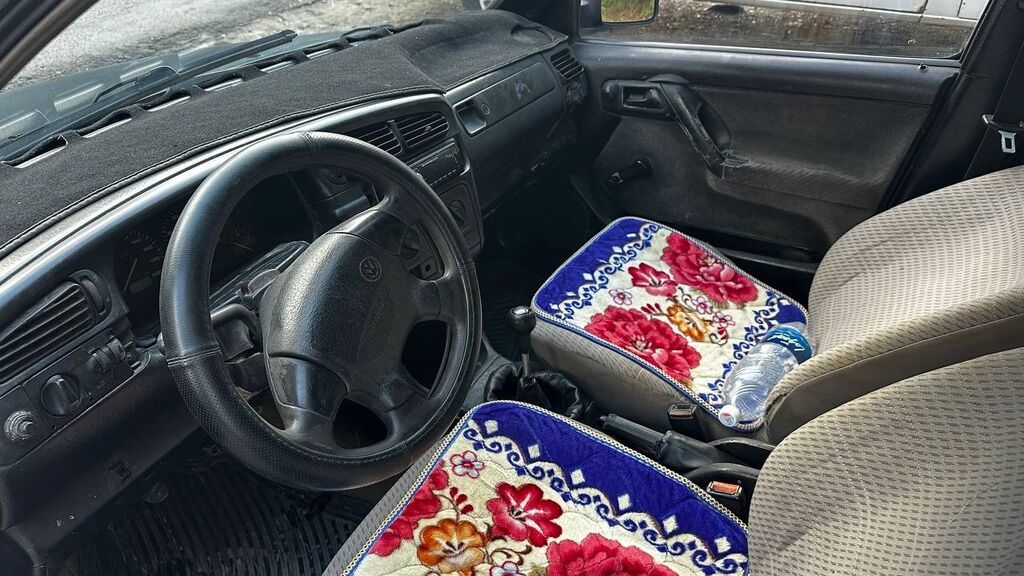 Volkswagen Vento: 1993 г., 1.8 л, Механика, Бензин, Седан: фото 5