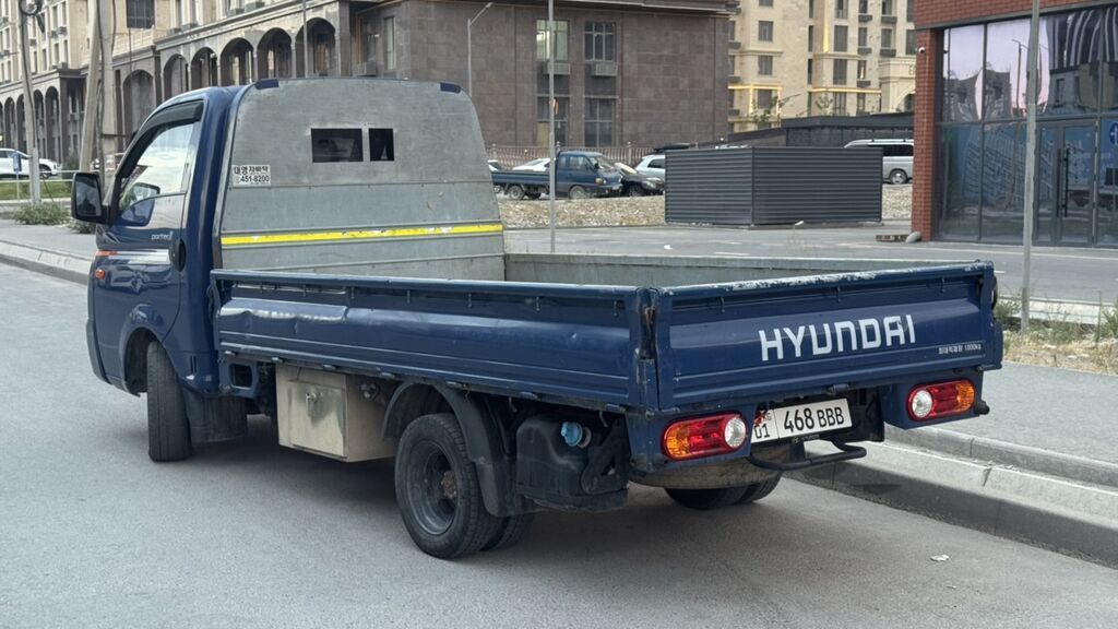 Hyundai Porter II, компактный бортовой грузовик в синем цвете: фото 3