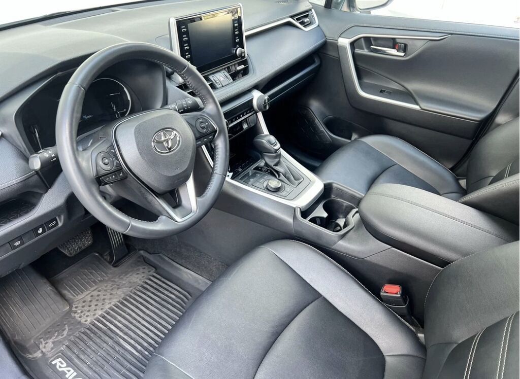 Toyota RAV4 Практичный и экономичный семейный кроссовер с высоким: фото 4