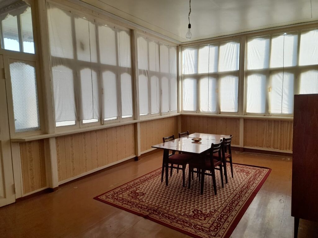 Satışa təqdim olunur: daş divarlı həyət evi - İki mərtəbəli, daşdan