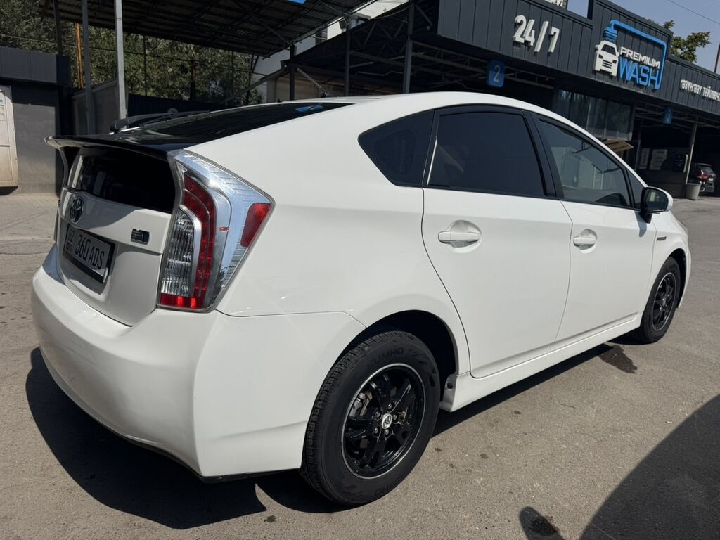 Toyota Prius: 2015 г., 1.8 л, Вариатор, Гибрид: фото 4
