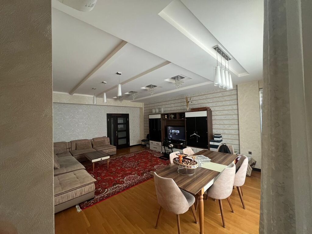 Bakı, Yasamal, 3 otaqlı, Köhnə tikili, m. İnşaatçılar, 136 kv. m