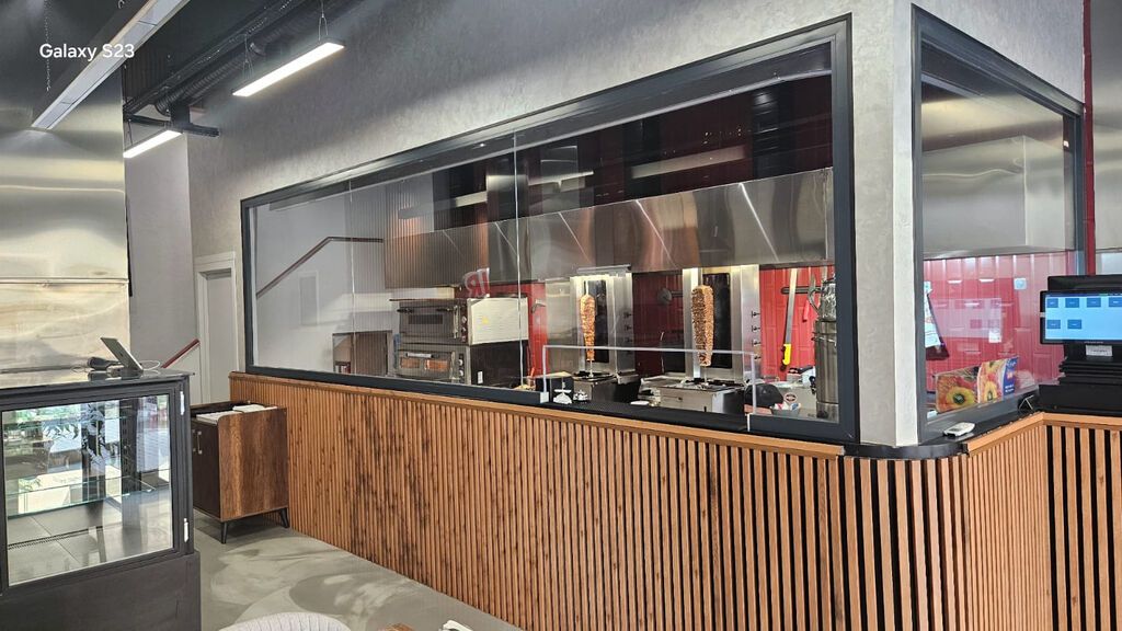 Restoran hazır vəziyyətdədir və fəaliyyət üçün bütün əsas imkanlara