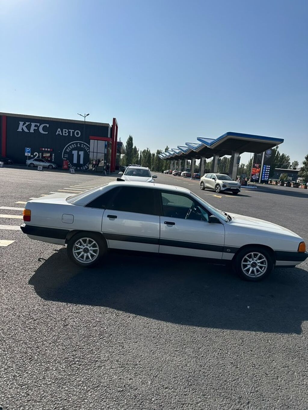 Audi 100: 1988 г., 0.2 л, Механика, Бензин, Седан: фото 4