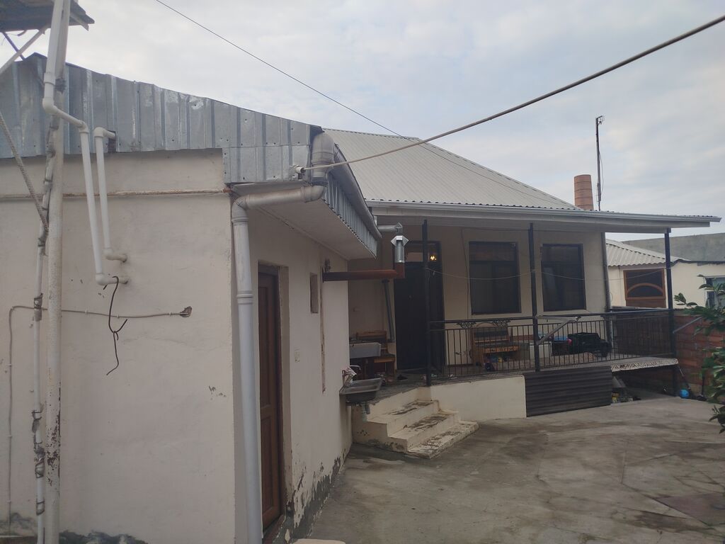 3 otaqlı həyət evi. buz zavodunun arxası. 26 saylı məktəbə yaxın
