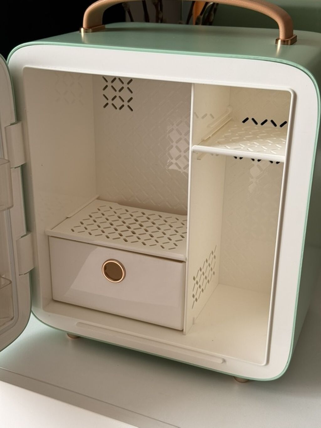 Мини‑холодильник для косметики GEVILAN MAKE‑UP Можно хранить: фото 3