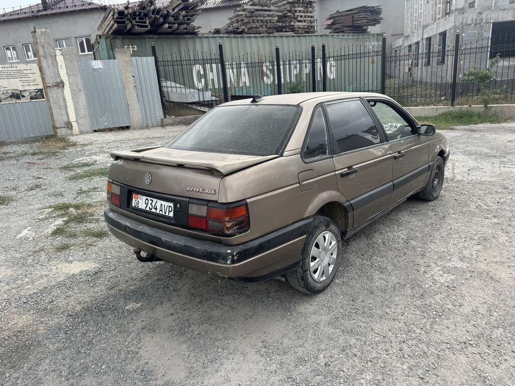 Volkswagen Passat: 1990 г., 1.8 л, Механика, Бензин, Седан: фото 5
