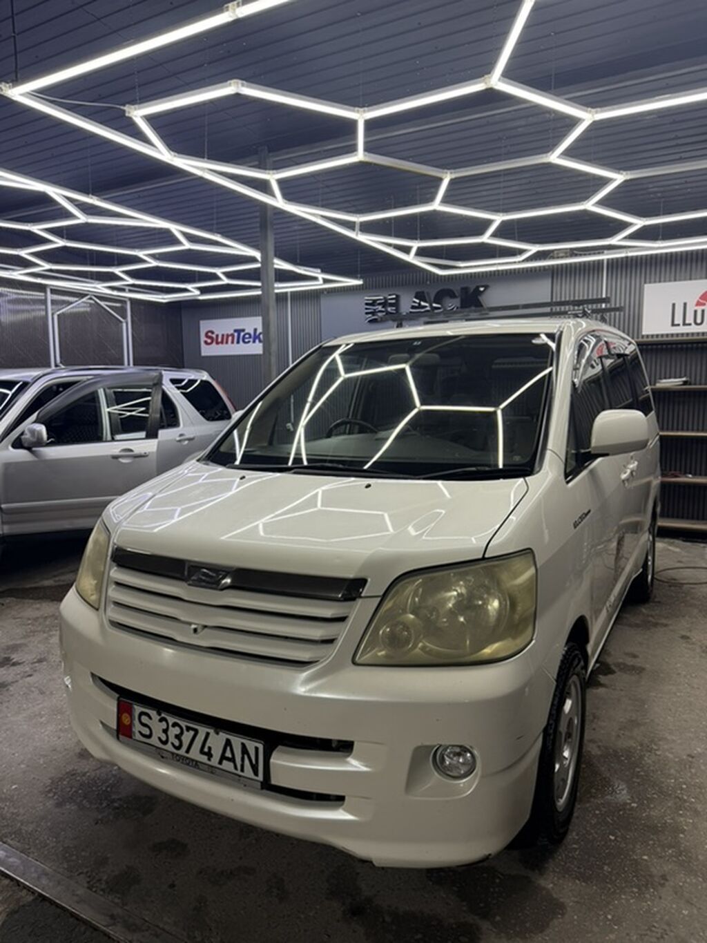 Toyota Noah: 2004 г., Автомат, Бензин, Минивэн: фото 2