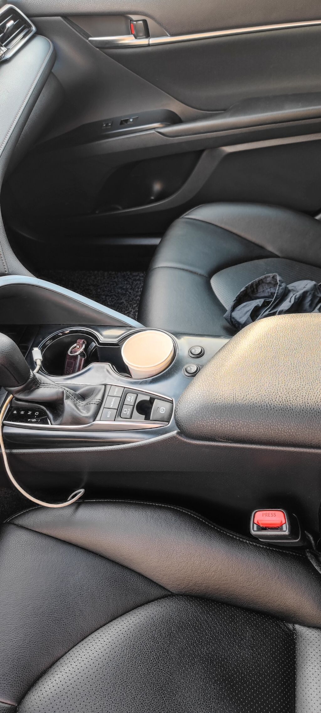 Toyota Camry: 2020 г., 2.5 л, Автомат, Гибрид, Седан: фото 8