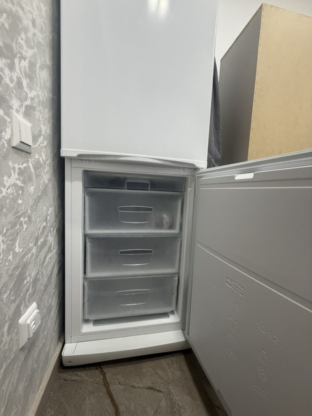 Холодильник Indesit, двухкамерный, белый. - Классическая компоновка — фото 2