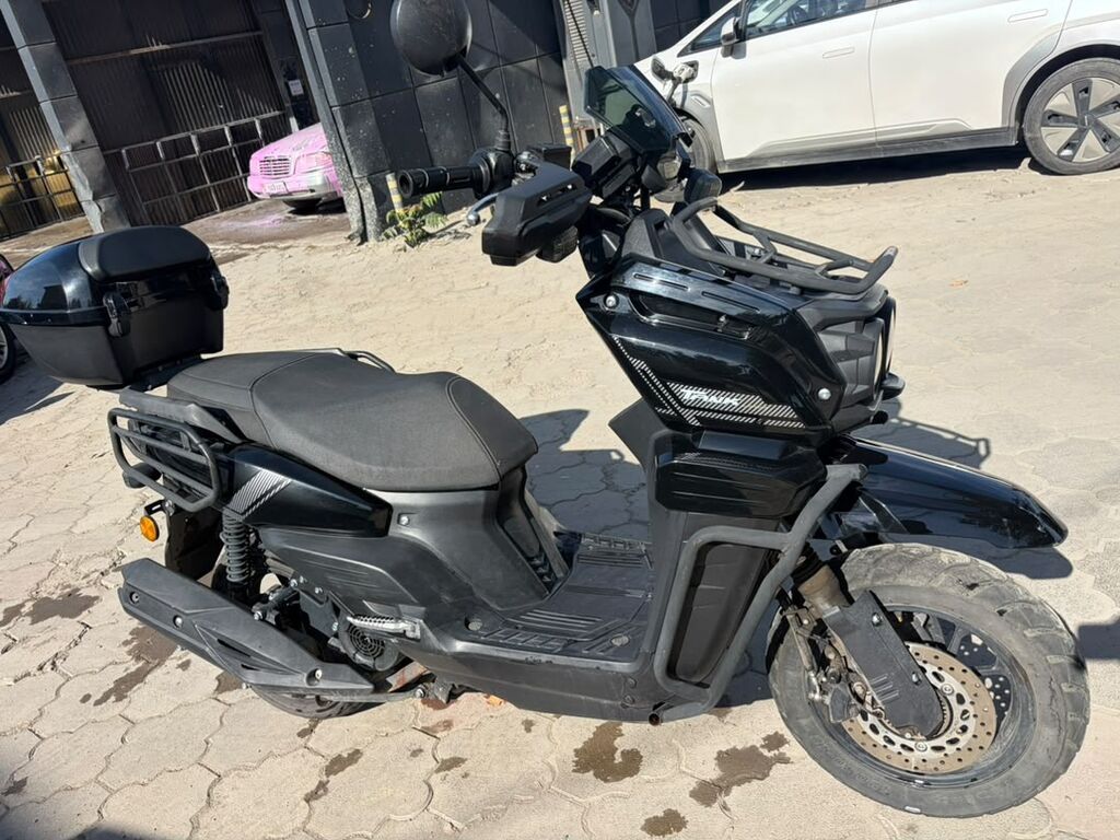 Скутер/мопед класса 125–150 см³ в стиле ADV, цвет черный. Основные: фото 1