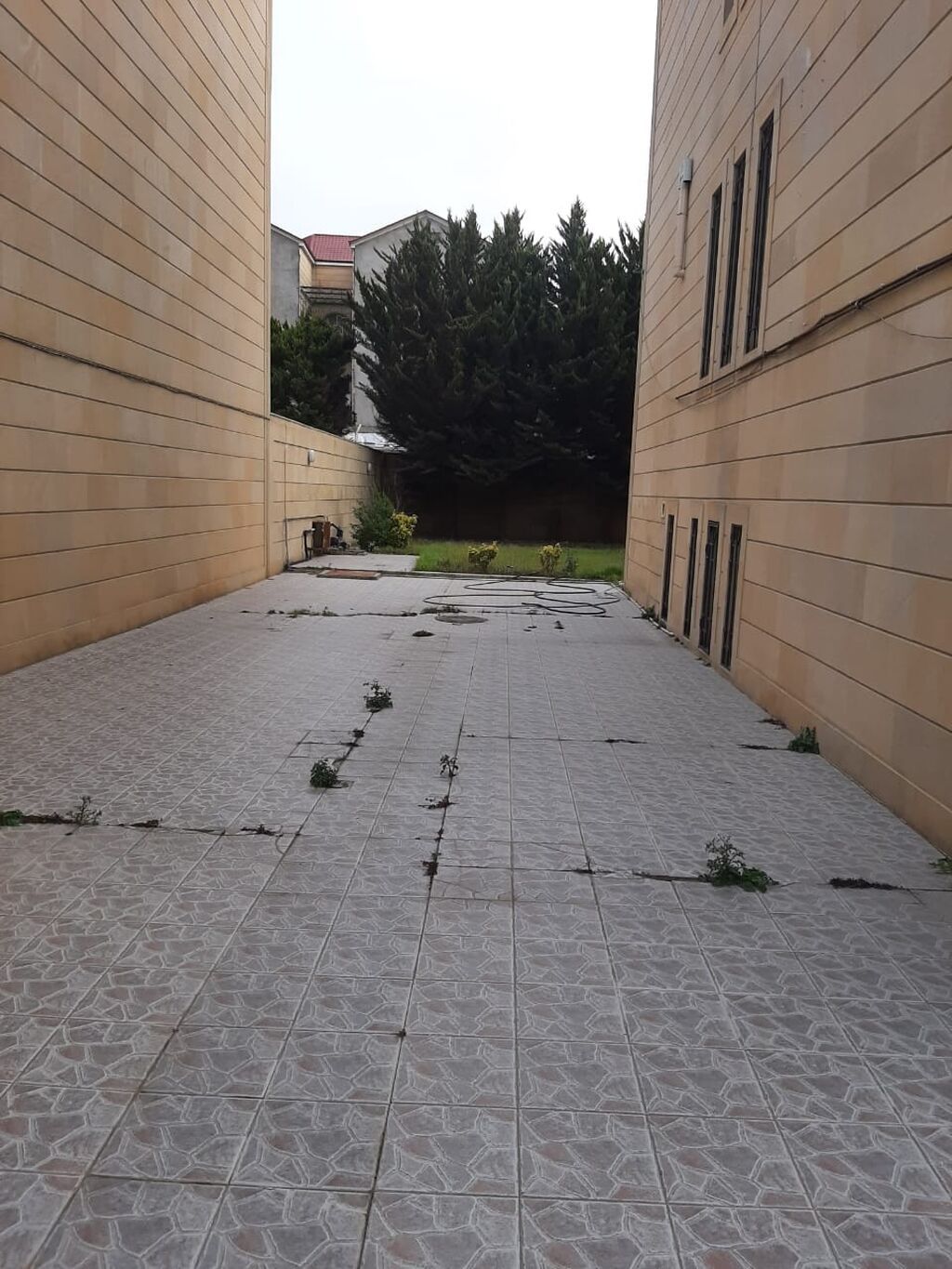 T. Əliyev küçəsində. Mülkiyyətdə 650m² olan. 7 sotda 4mərtəbəli 8