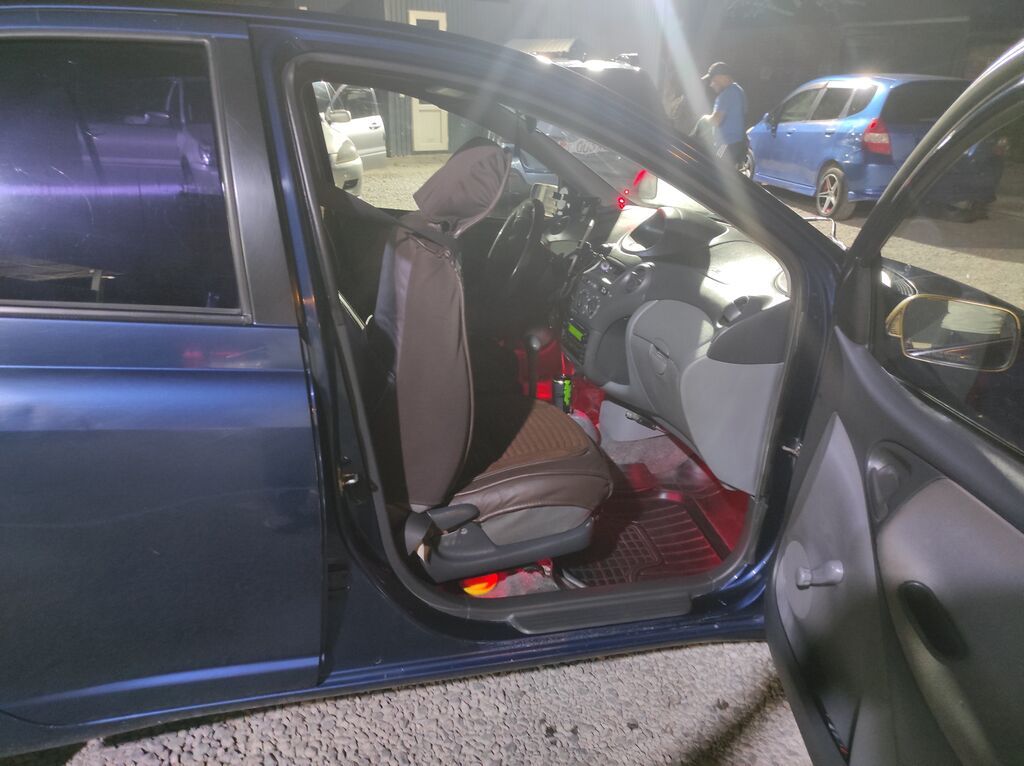 Toyota Echo: 2001 г., Автомат, Бензин, Седан: фото 4