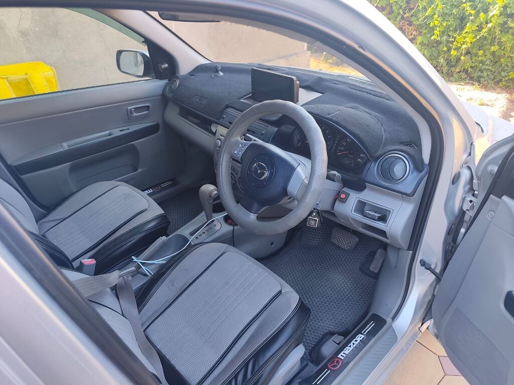Mazda Demio: 2002 г., 1.5 л, Автомат, Бензин, Хэтчбэк: фото 3