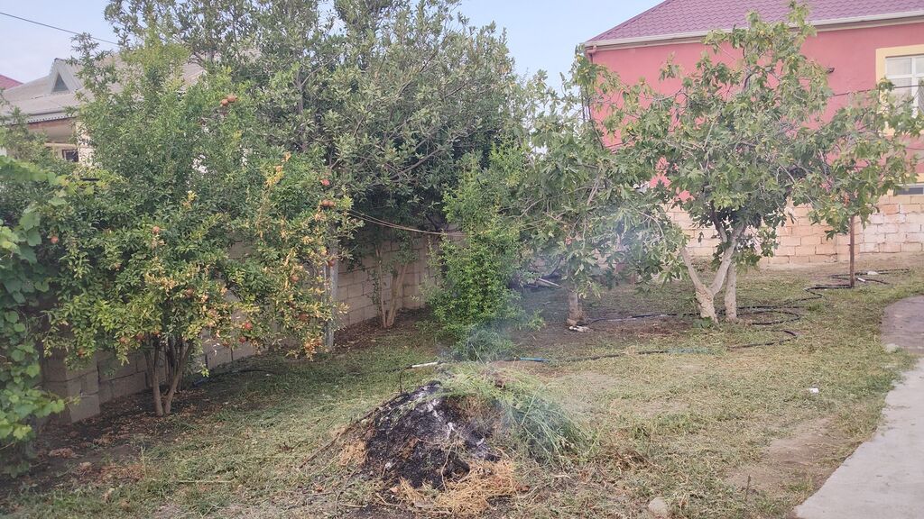 Satılır: həyət sahəsi və tikili - Darvazalı, daş hasarlı həyət sahəsi