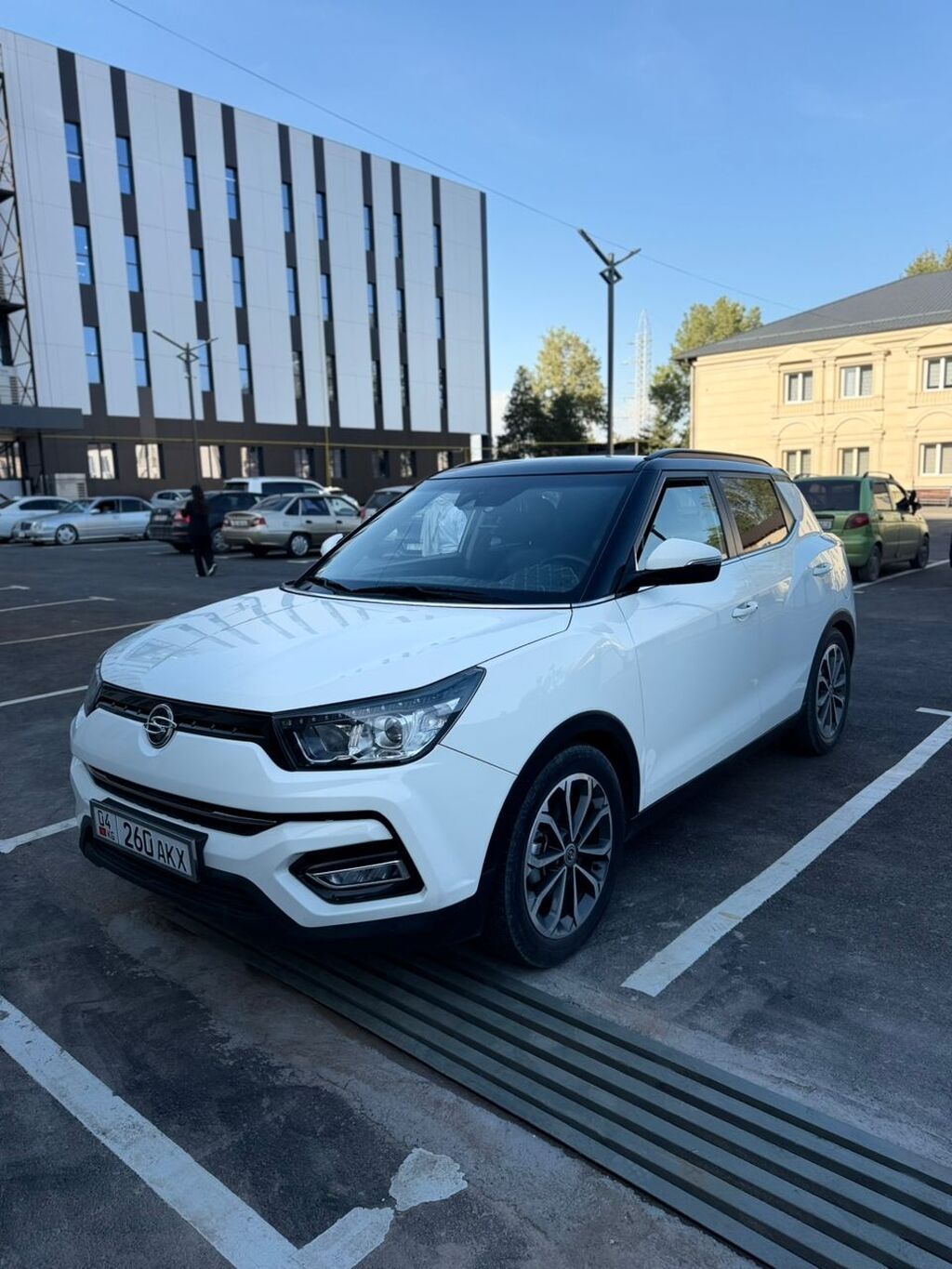 Компактный кроссовер Ssang Yong Tivoli белого цвета с черной крышей и: фото 7