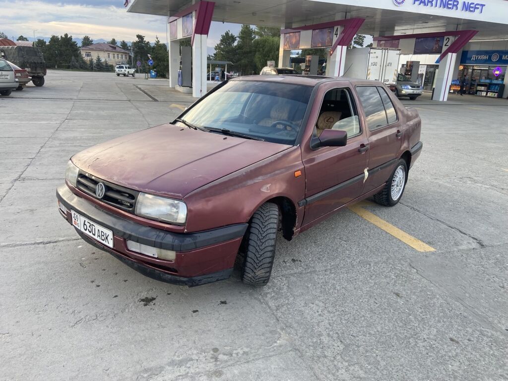 Volkswagen Vento: 1994 г., 1.8 л, Механика, Бензин, Седан: фото 2