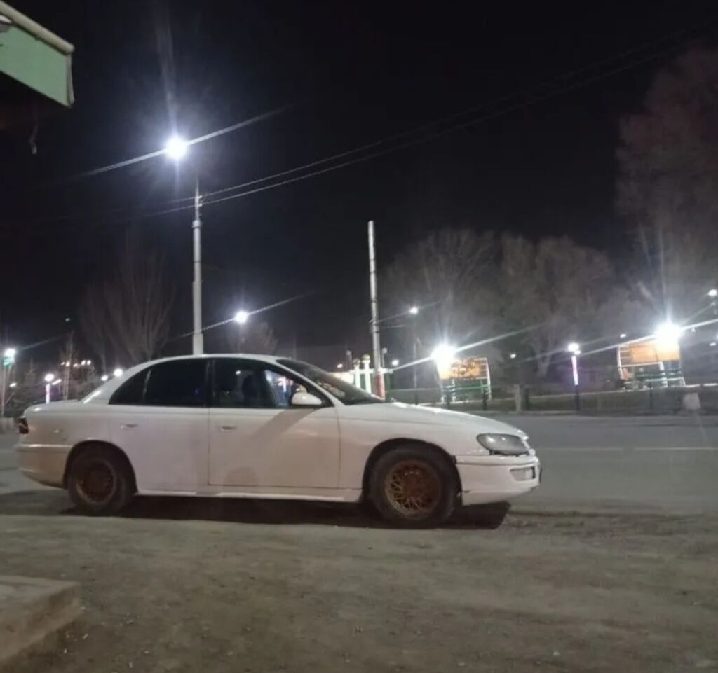 Белый седан Opel Omega B (дорестайлинг), правый руль отсутствует: фото 2