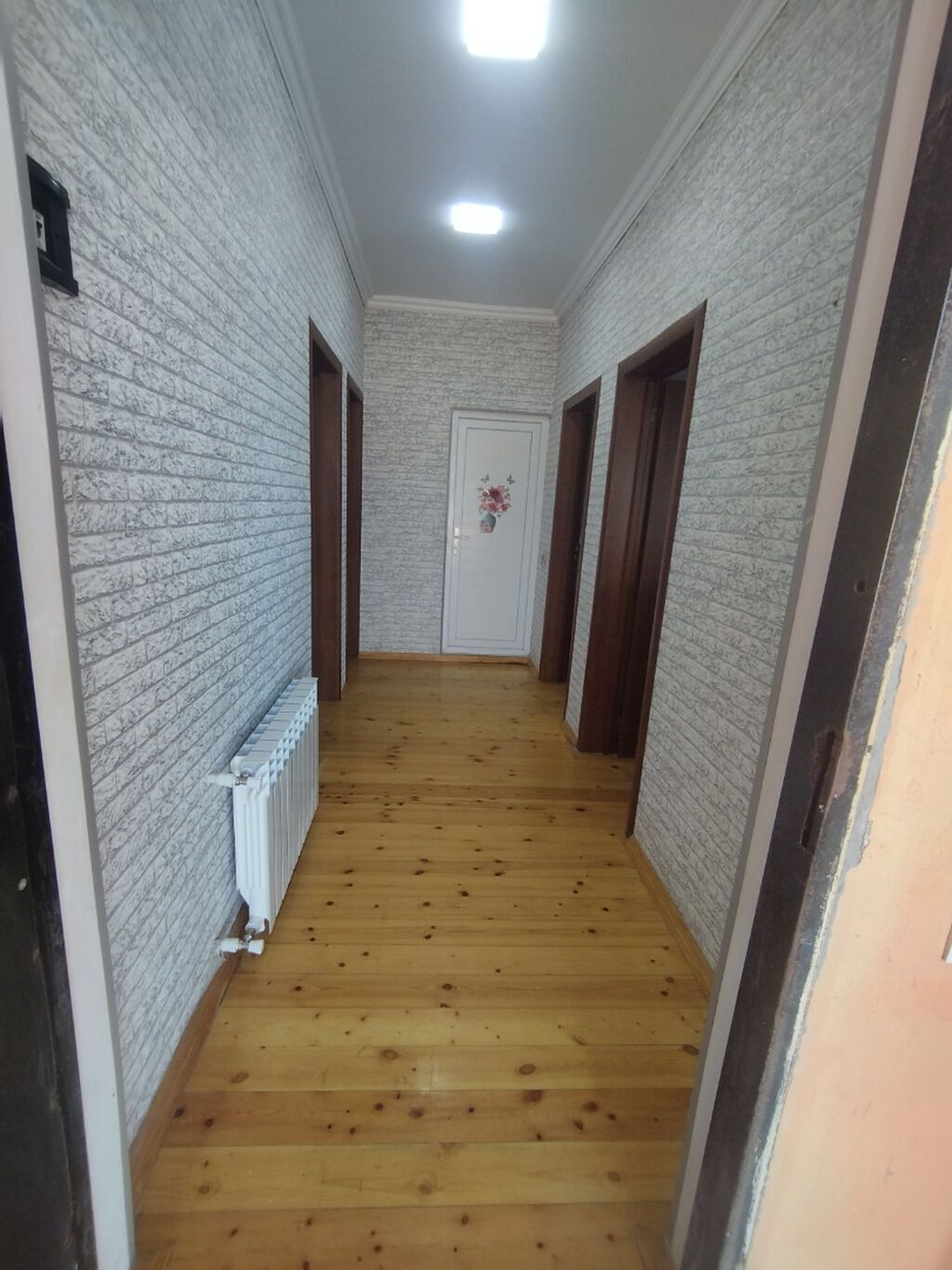 60 kv. m, 3 otaqlı, Kanalizasiya, Kombi, Su