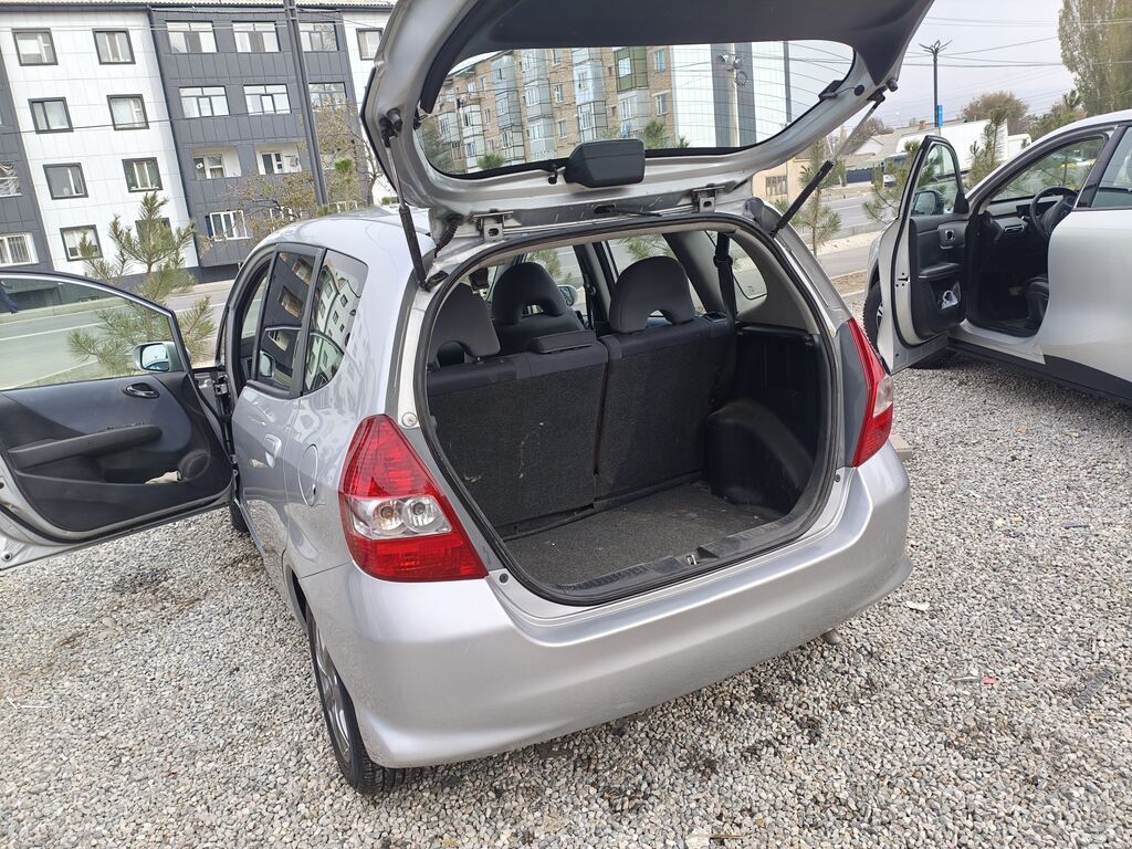 Honda Fit: 2006 г., 1.4 л, Механика, Бензин, Хэтчбэк: фото 6