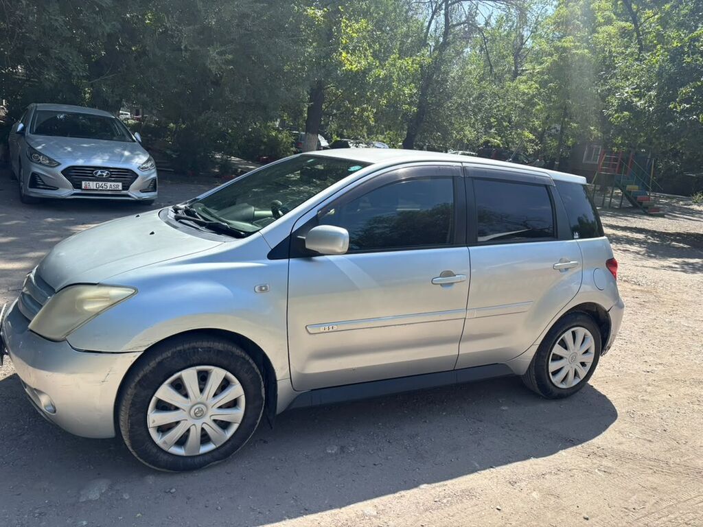 Toyota Ist: 2002 г., 1.3 л, Автомат, Бензин, Хэтчбэк: фото 2