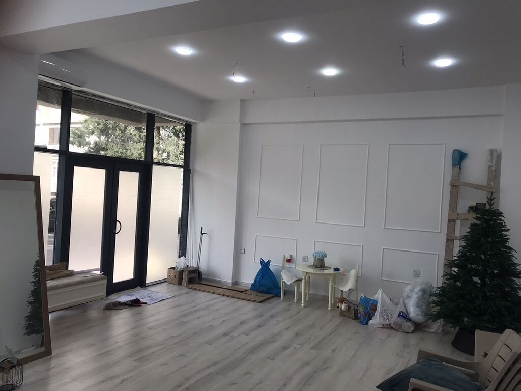 Satılır işıqlı və geniş kommersiya sahəsi - Açıq planlı, hündür