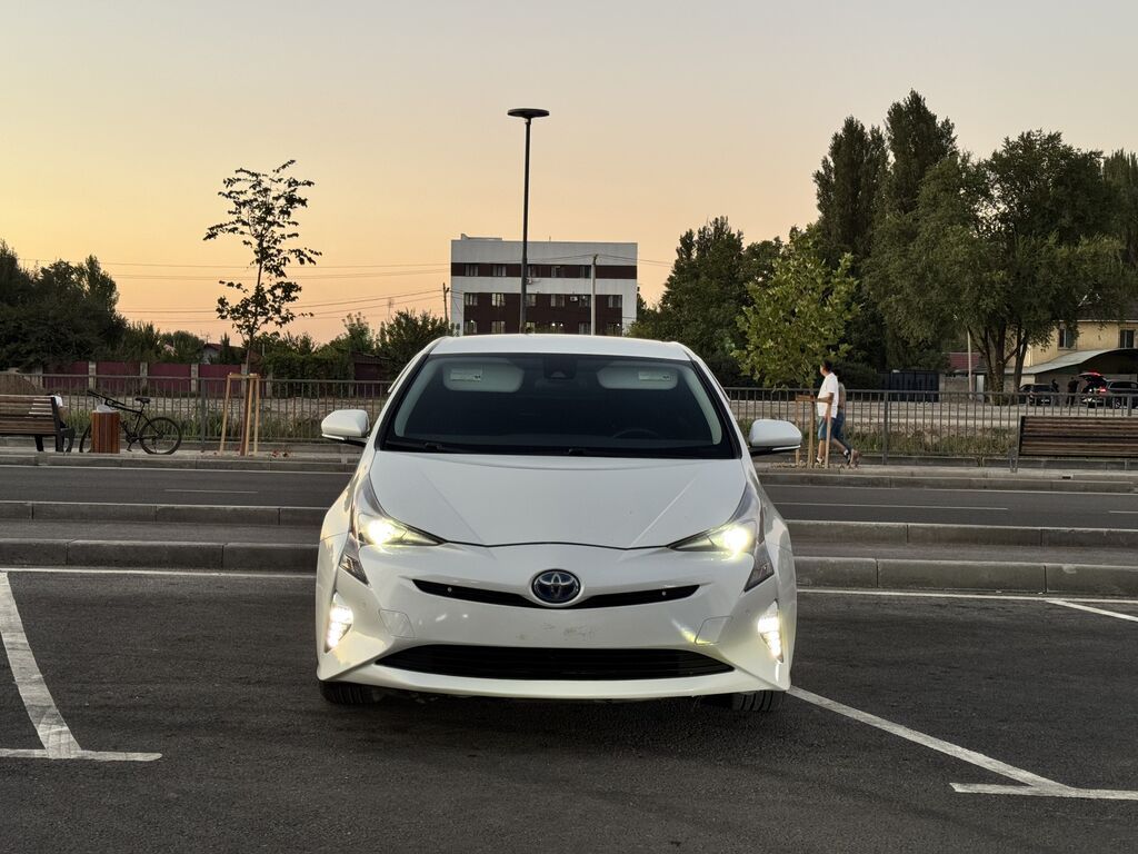 Toyota Prius: 2017 г., 1.8 л, Гибрид: фото 1