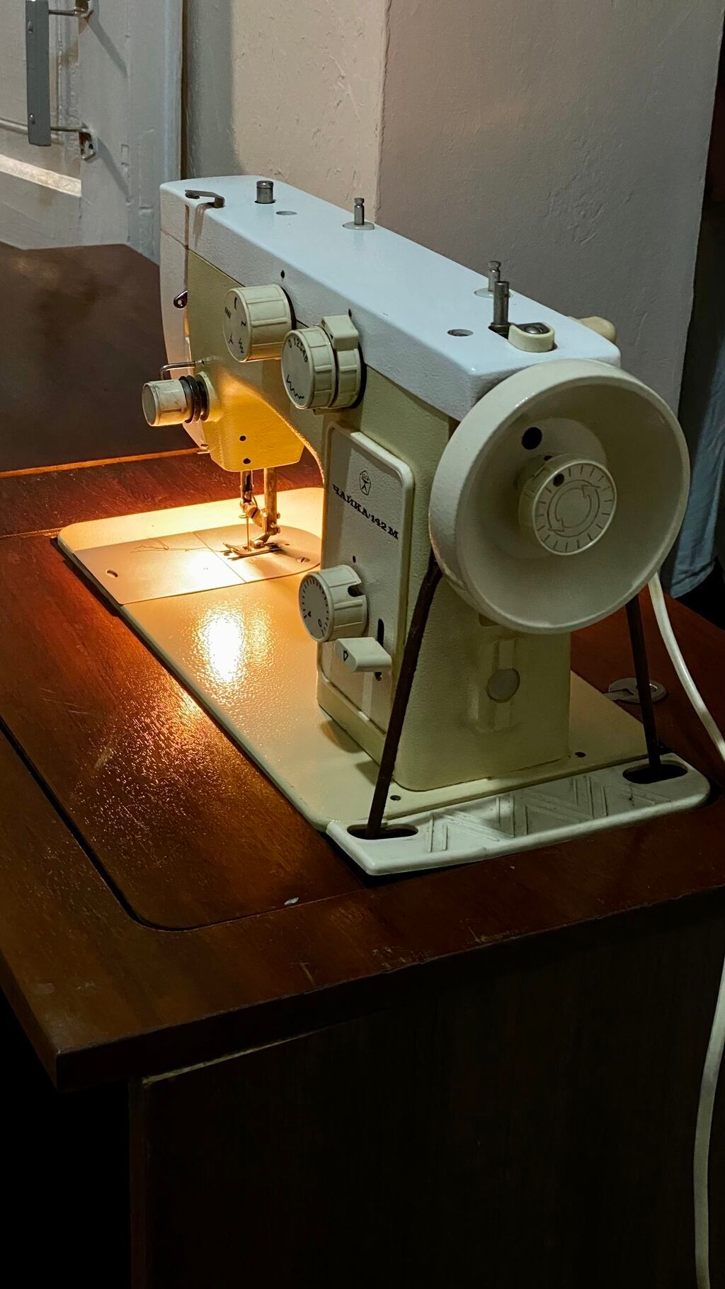 Продаётся полуавтоматическая швейная машина «Чайка 142 | Договорная ...