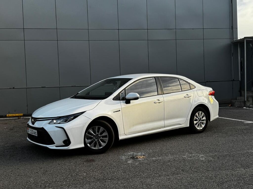 Toyota Corolla: 2021 г., 1.8 л, Вариатор, Гибрид, Седан: фото 1