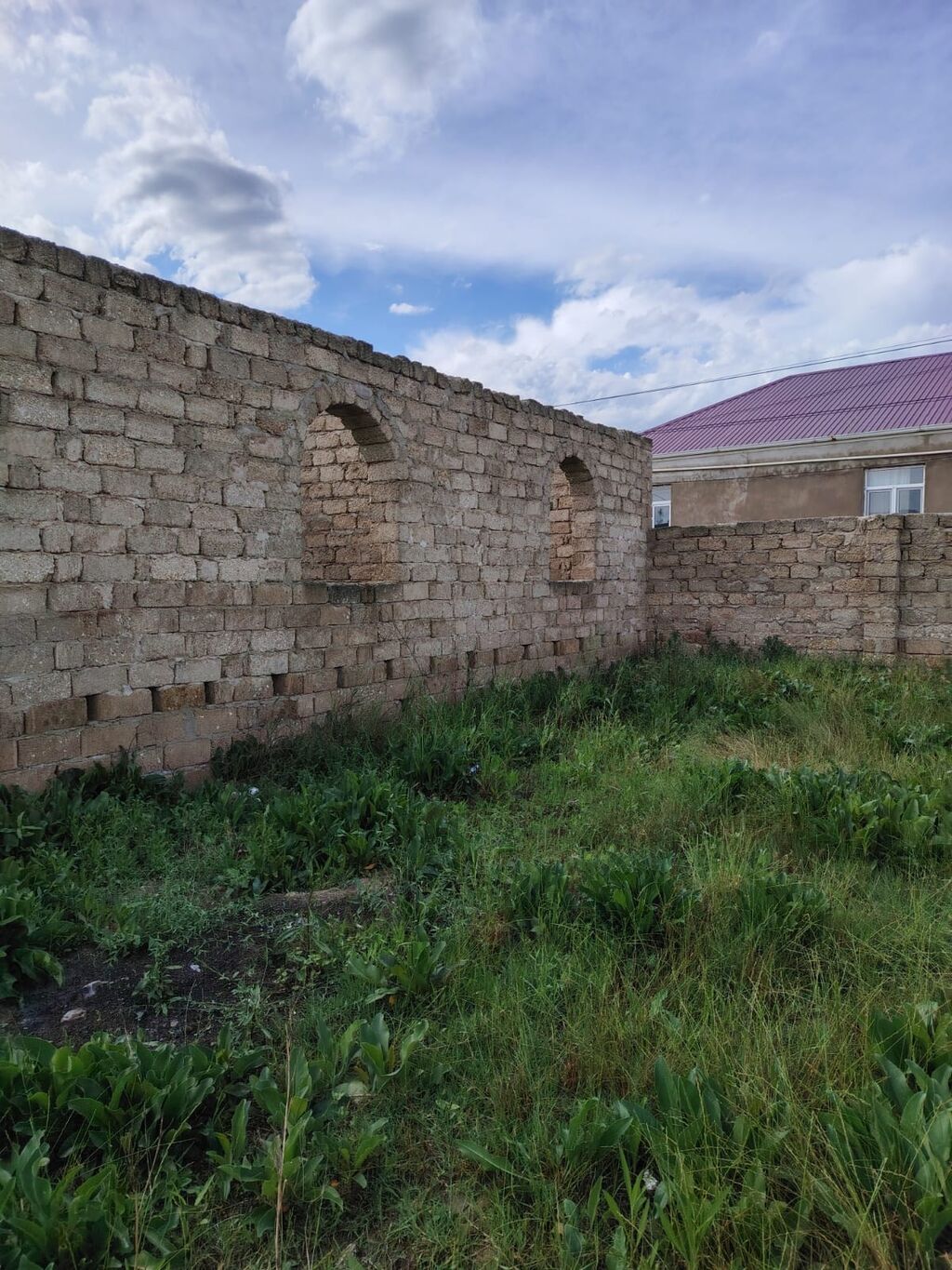 Təcili Satılır: yarımçıq tikili və həyət sahəsi - Material: daş hörgü