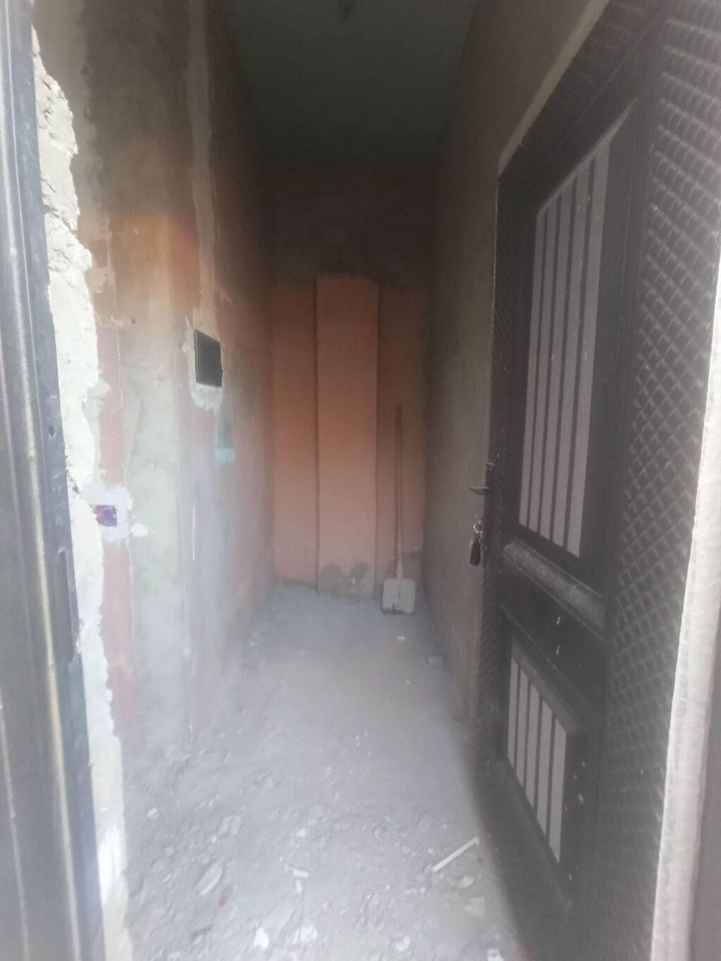 3 otaqlı, 78 kv. m, Təmirsiz