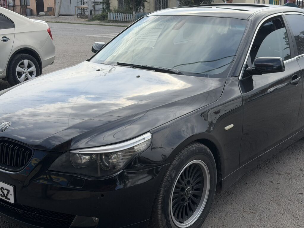 Черный седан бизнес‑класса, внешне стилизованный под BMW 5‑й серии: фото 4