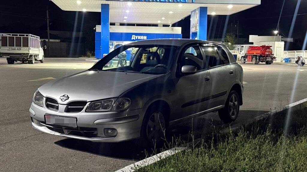 Nissan Almera: 2002 г., 1.8 л, Механика, Бензин, Хэтчбэк: фото 2