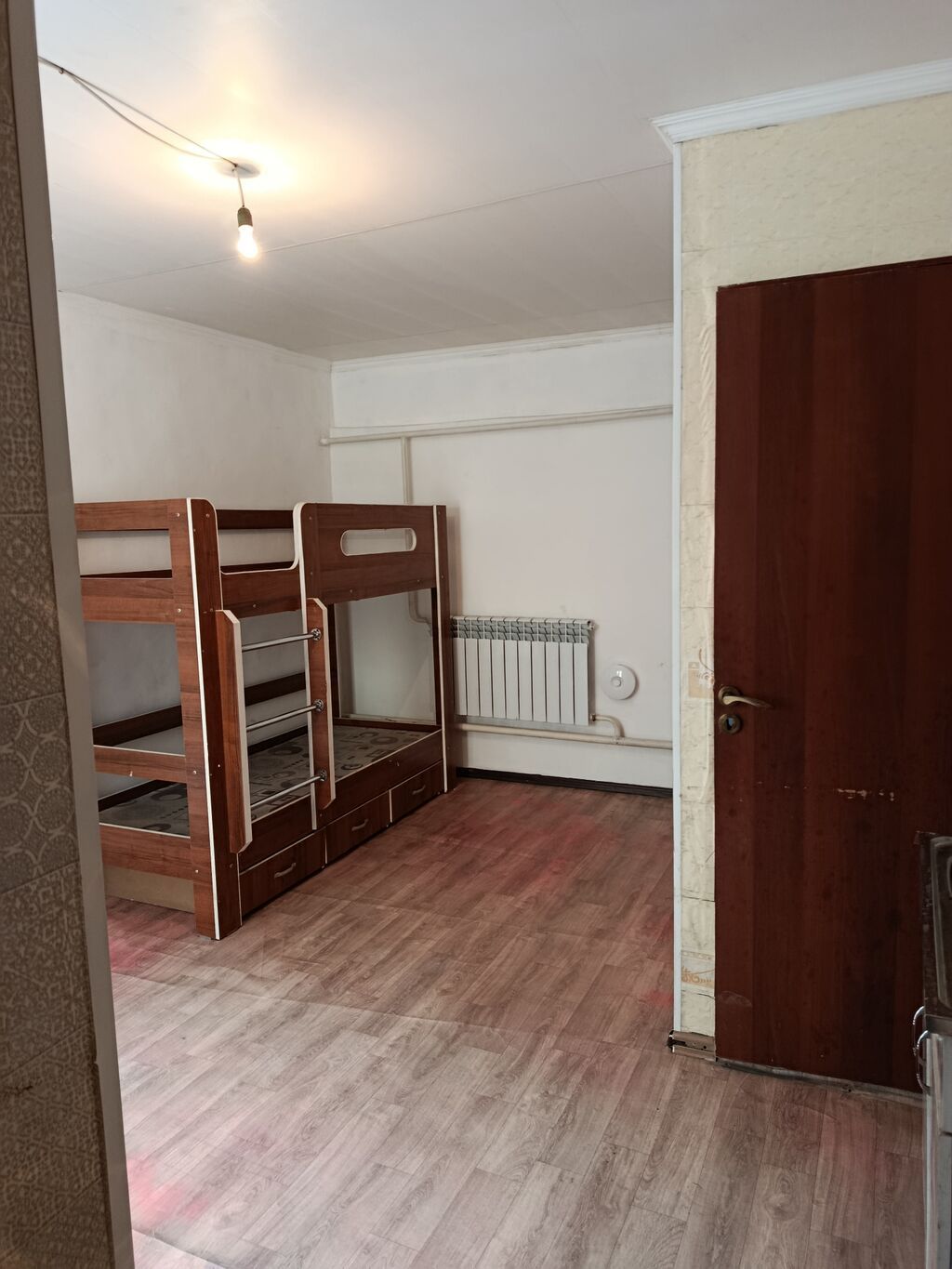 Сдаётся комната душ, туалет внутри. Стиральная машина, кровать: фото 2