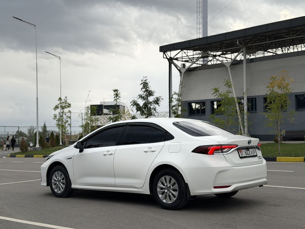 Toyota Corolla: 2021 г., 1.8 л, Автомат, Гибрид, Седан: фото 4