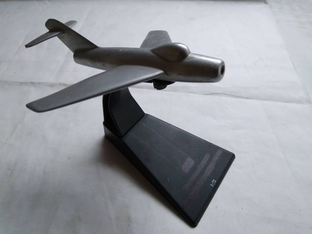 Ostali predmeti za umetnost i kolekcionarstvo: Avion Mig 21 aluminijumski na plasticnom postoljku oko 1:72(Duzina