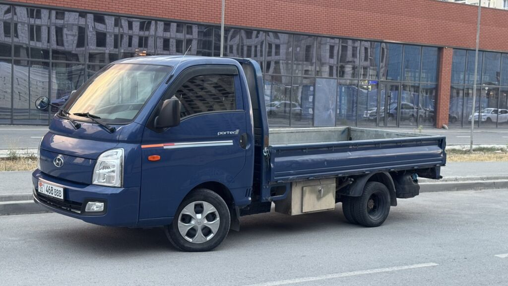 Hyundai Porter II, компактный бортовой грузовик в синем цвете: фото 2