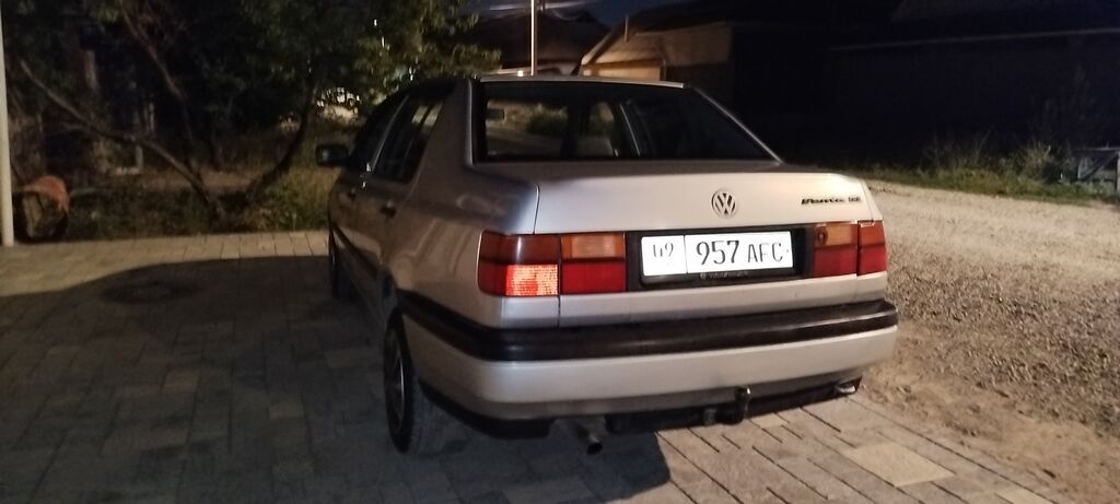 Volkswagen Vento: 1992 г., 1.8 л, Механика, Бензин, Седан: фото 8