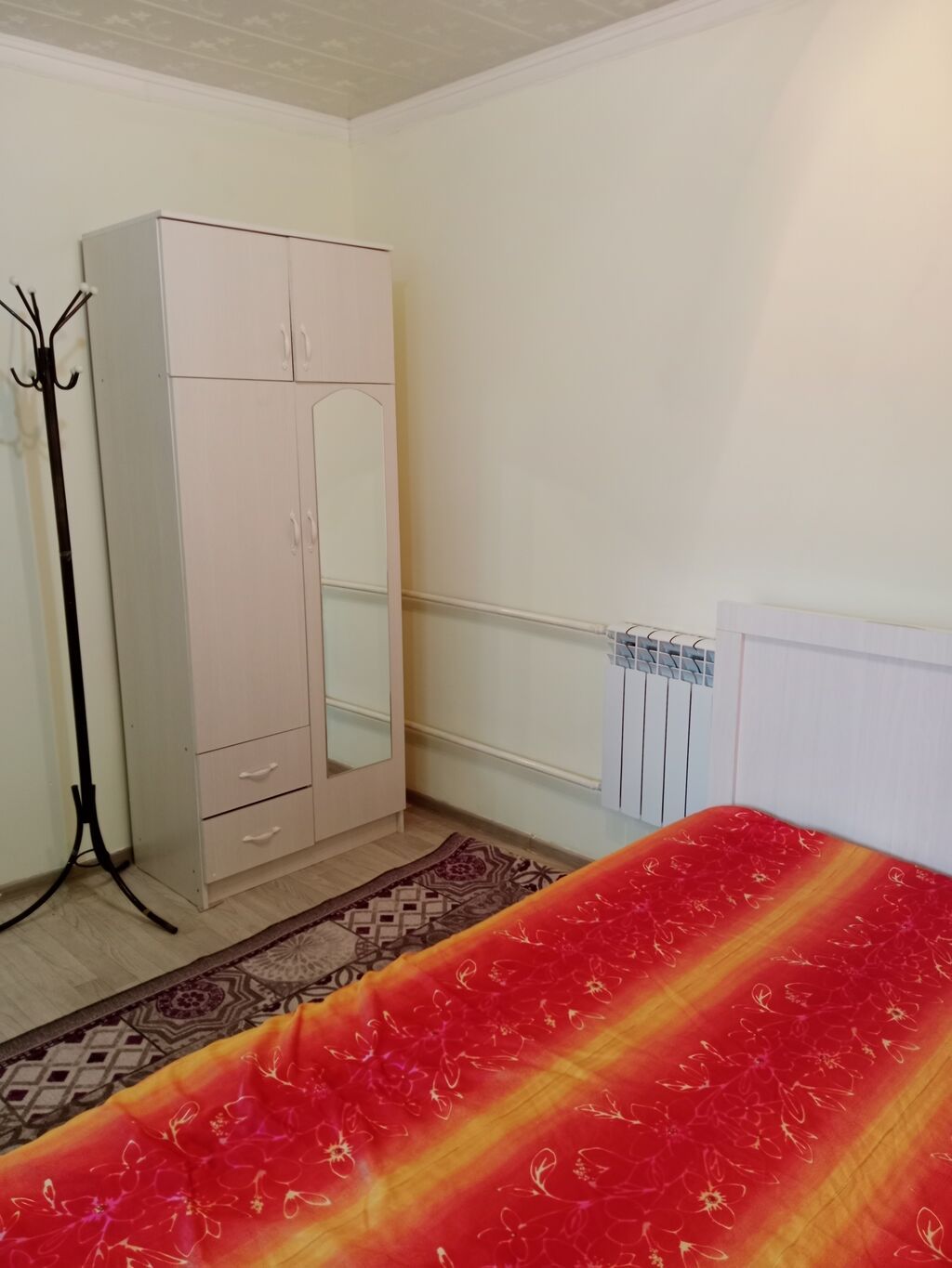Сдаю полдома из 2-х комнат, со всеми удобствами.Есть