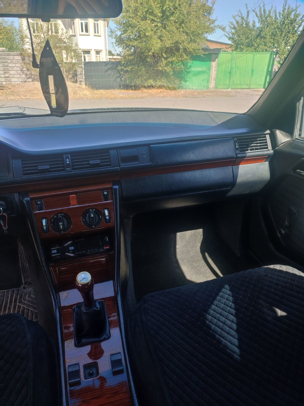 Mercedes-Benz W124: 1990 г., 2.5 л, Механика, Бензин, Седан: фото 4