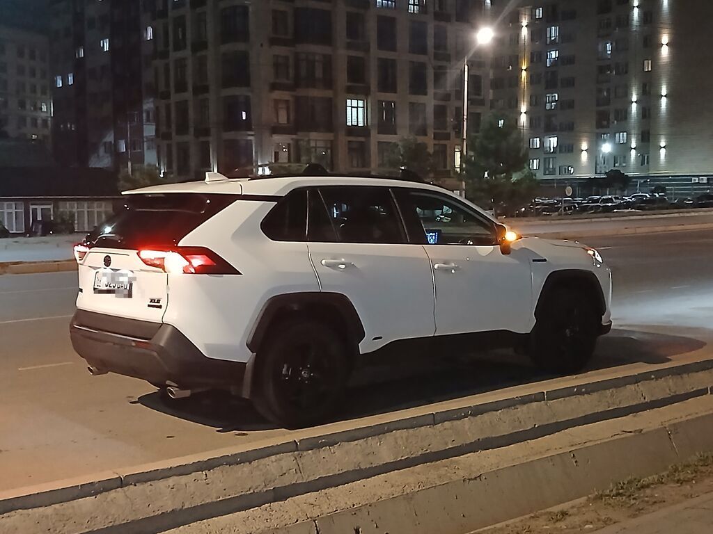 Toyota RAV4: 2021 г., 2.5 л, Автомат, Гибрид, Кроссовер: фото 2